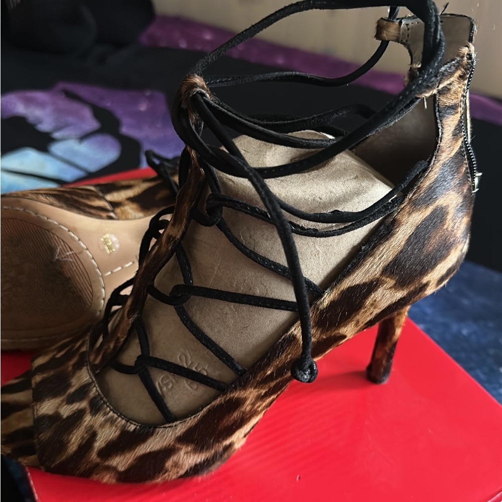 VINCE CAMUTO HEELS SIZE 8 EXCELLENT CONDITION, SEXY AND ELEGANT,WORN ONCE